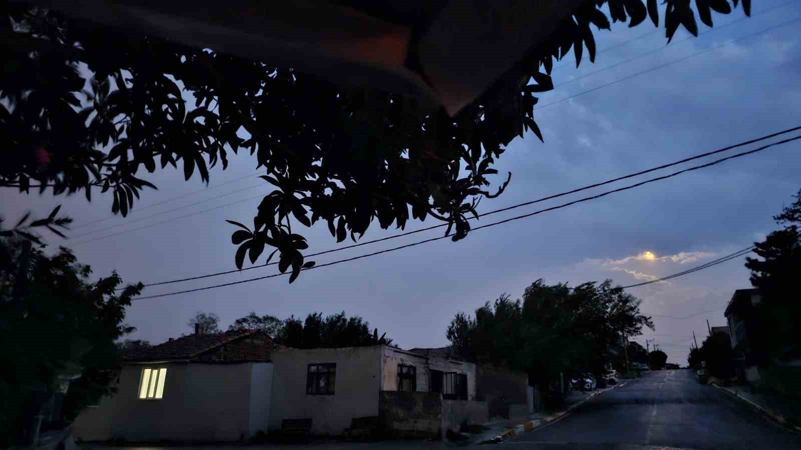 Bandırma ve Erdek’te sağanak yağış