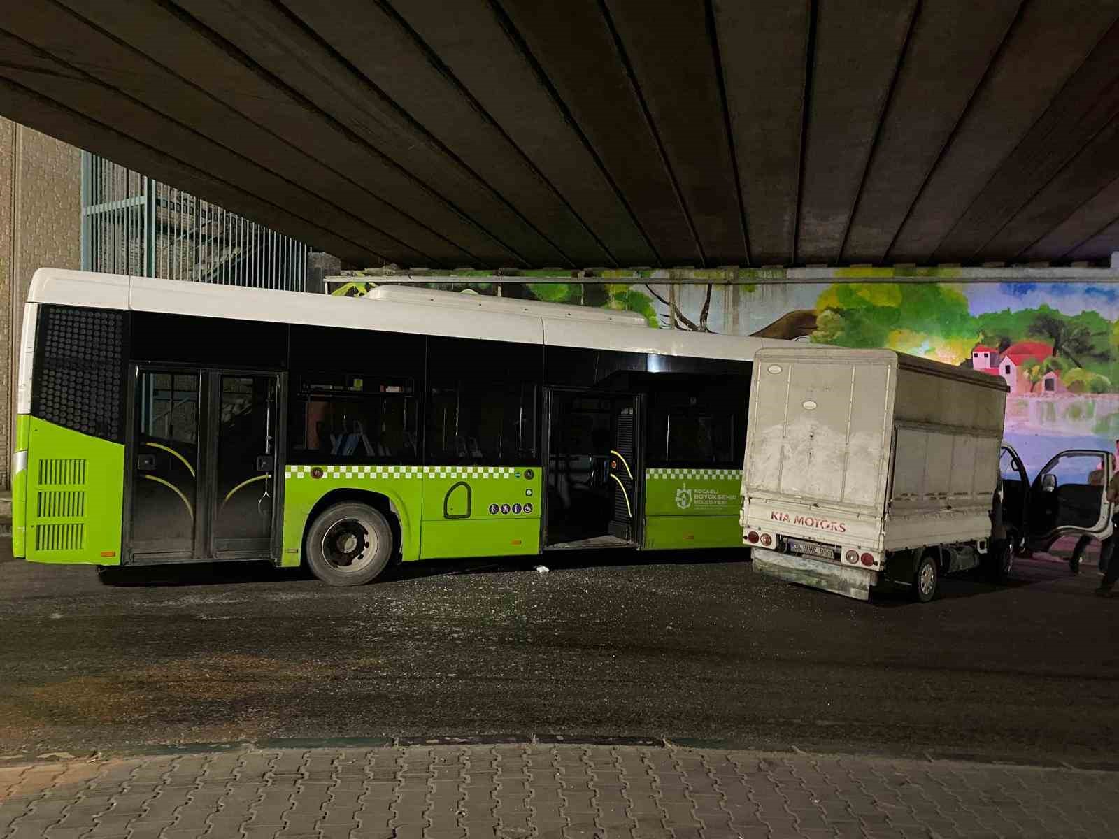 Halk otobüsü ile kamyonet çarpıştı: 2 yaralı