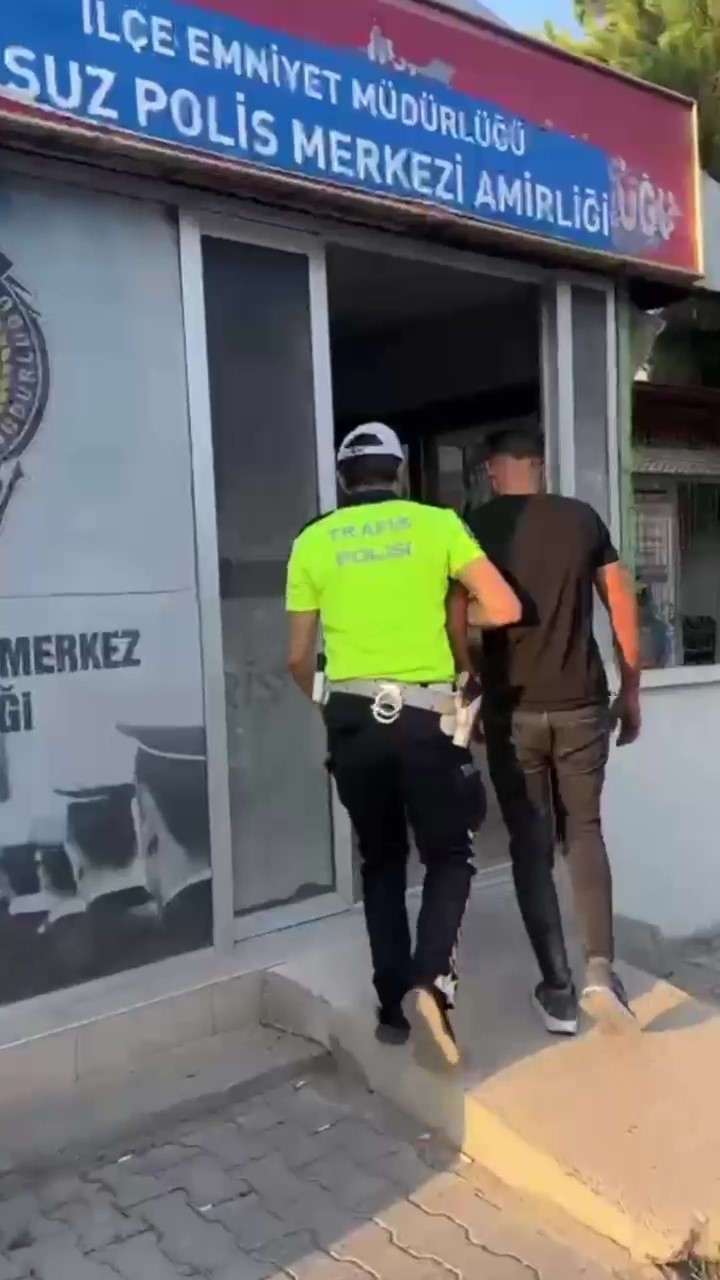 D&uuml;ğ&uuml;n konvoyunda lastik yakan s&uuml;r&uuml;c&uuml;ye ceza yağdı
