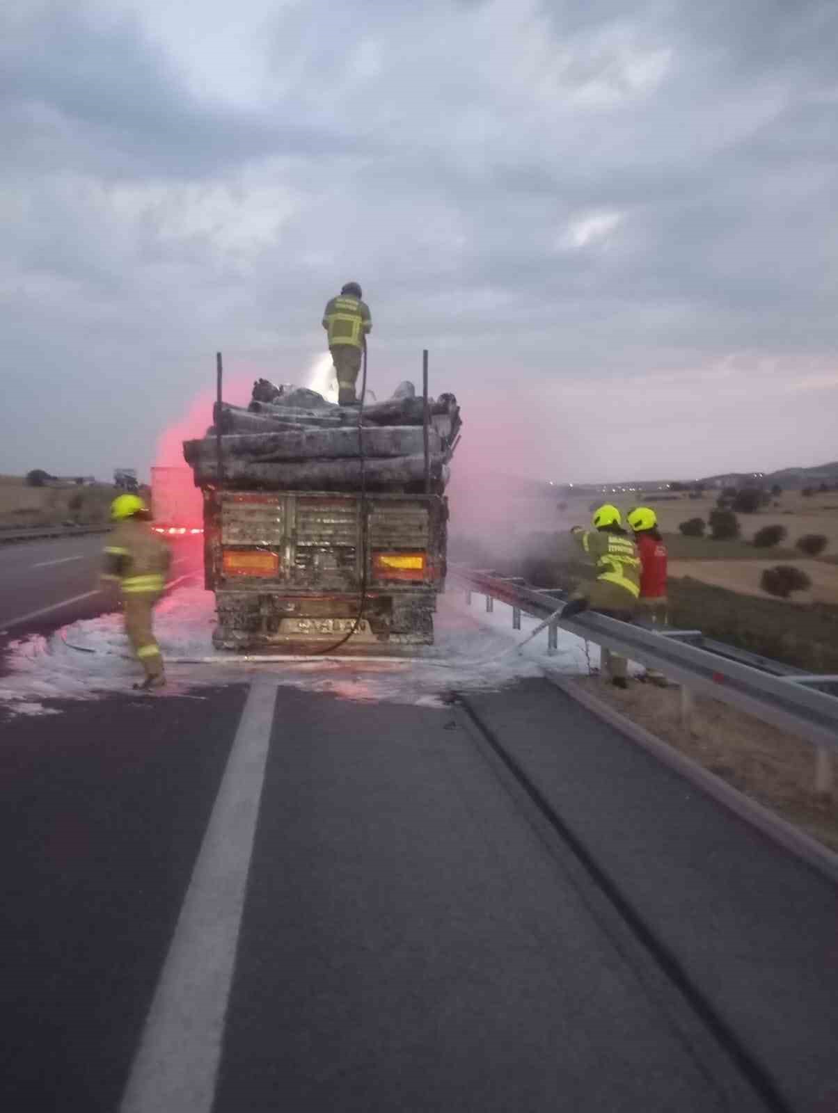Tomruk yüklü tırda yangın paniği