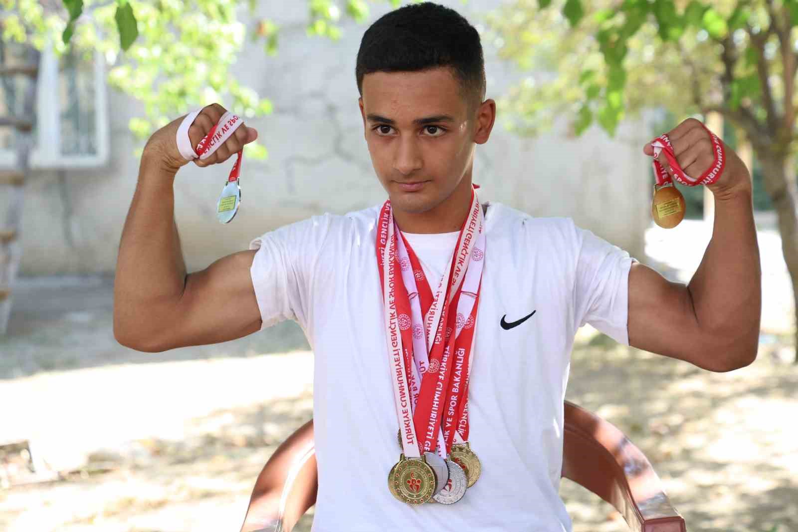 Depremzede genç, bilek güreşinde Türkiye şampiyonu oldu