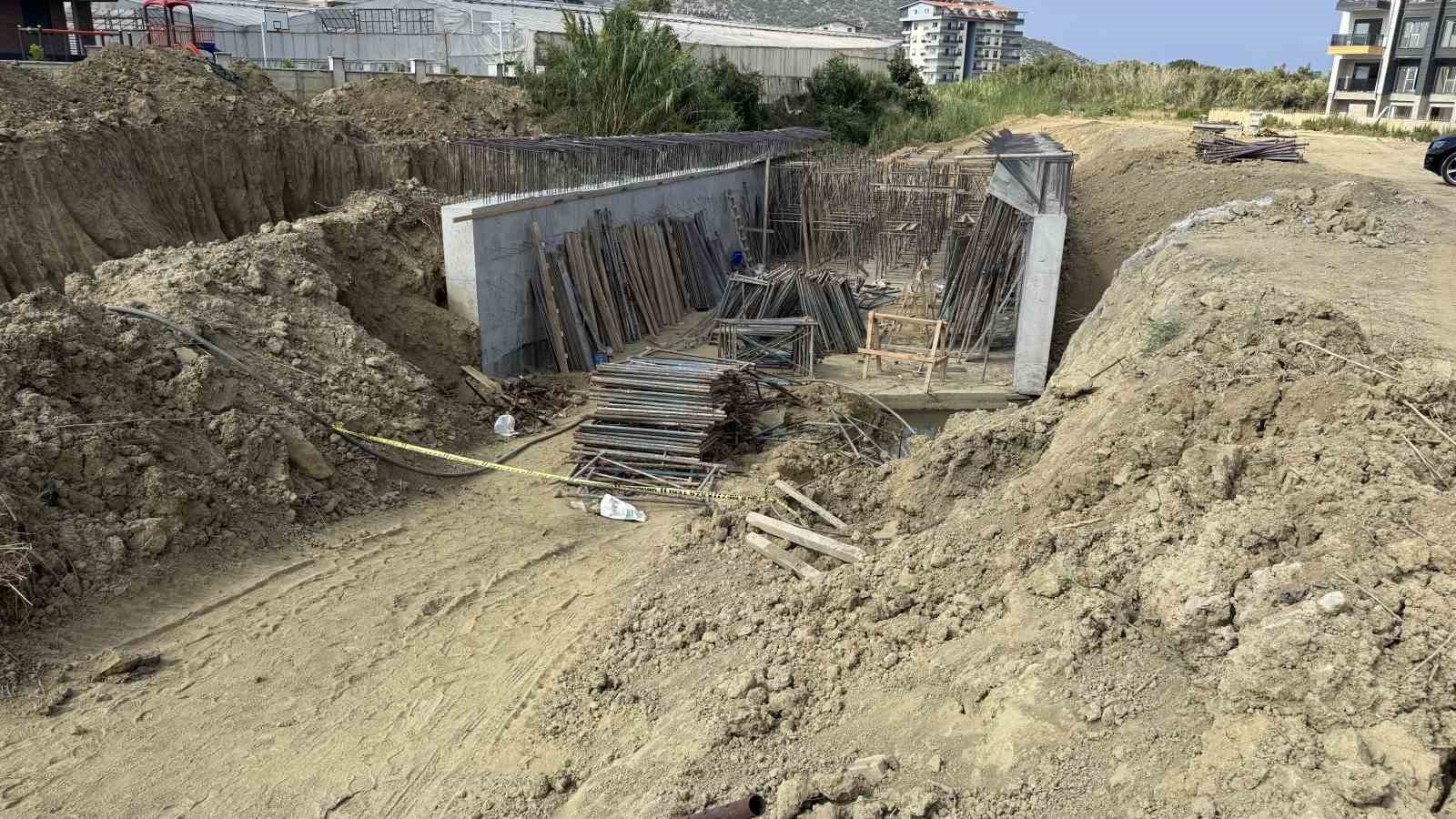 Köprü inşaatında düşen işçi ağır yaralandı