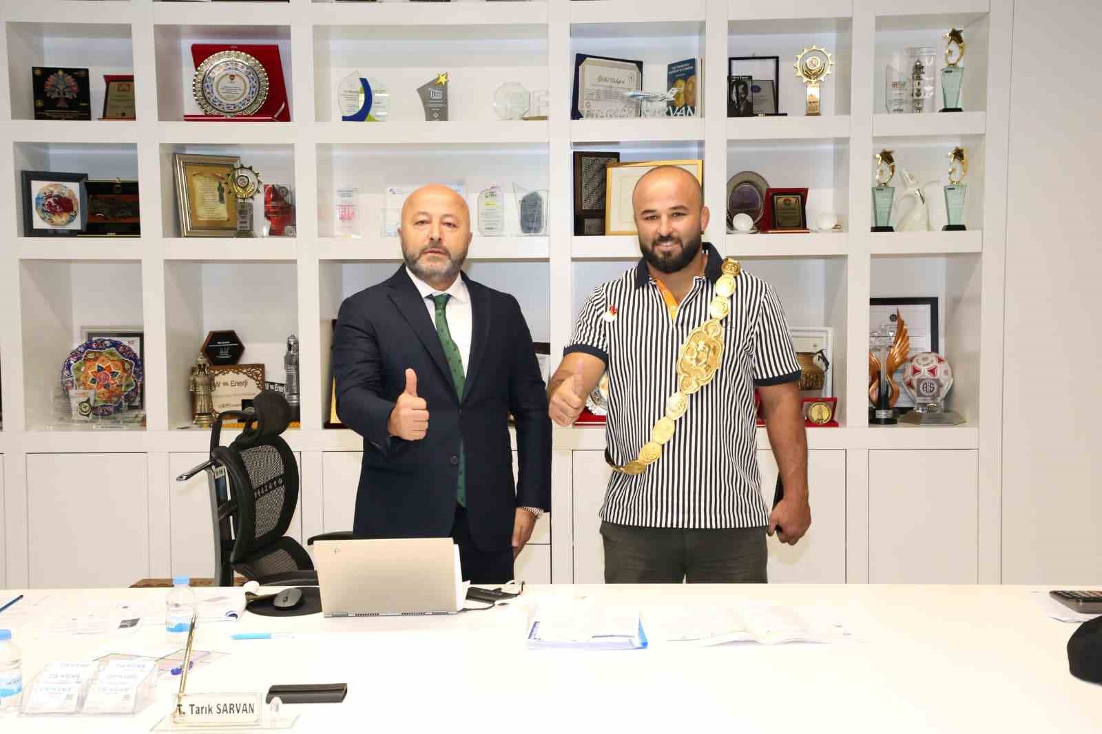 CW Enerji şampiyon başpehlivan Orhan Okulu&rsquo;yu ağırladı
