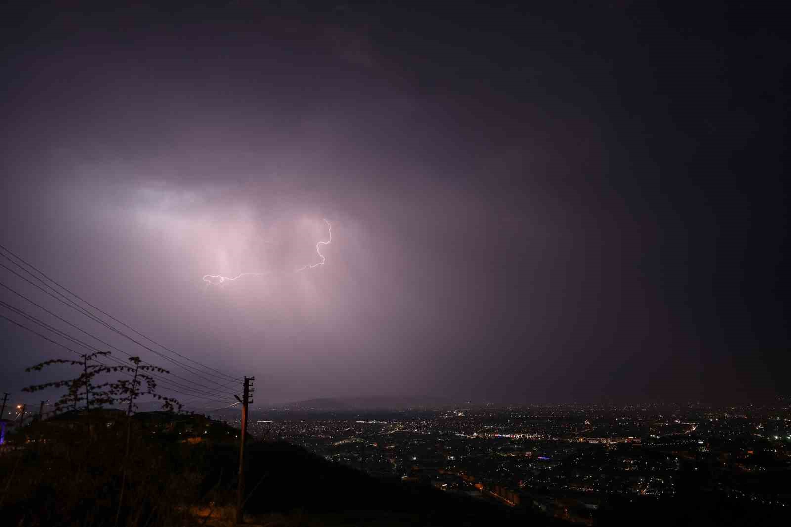 Akşam saatlerinde etkili olan sağanak 45 kilogram yağış bıraktı
