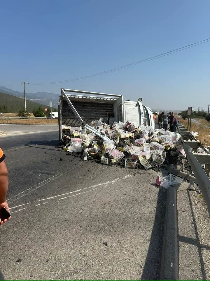 Gaziantep’te lastiği patlayan kamyonet yan yattı: 2 yaralı