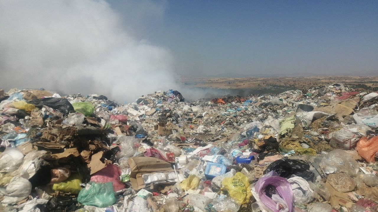 Isparta’da çöplükte çıkan yangın ormana sıçramadan söndürüldü