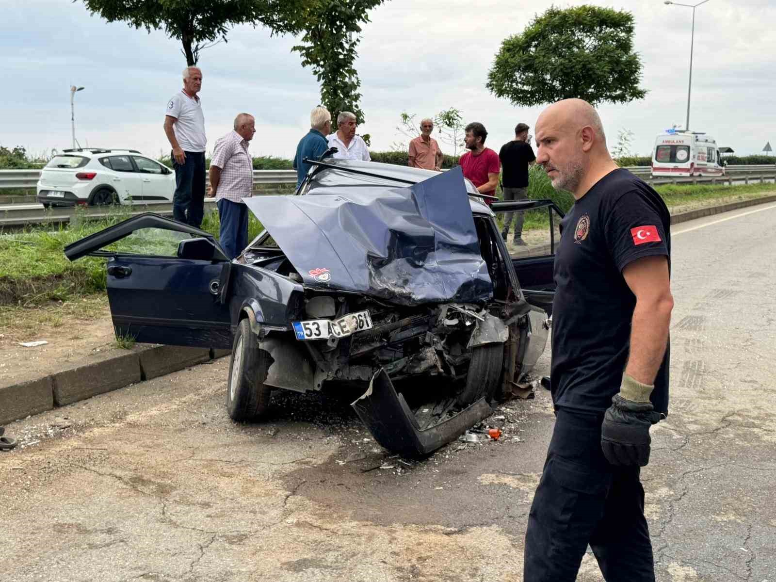 Rize’deki iki araç kafa kafaya çarpıştı: Aynı aileden 6 kişi yaralandı