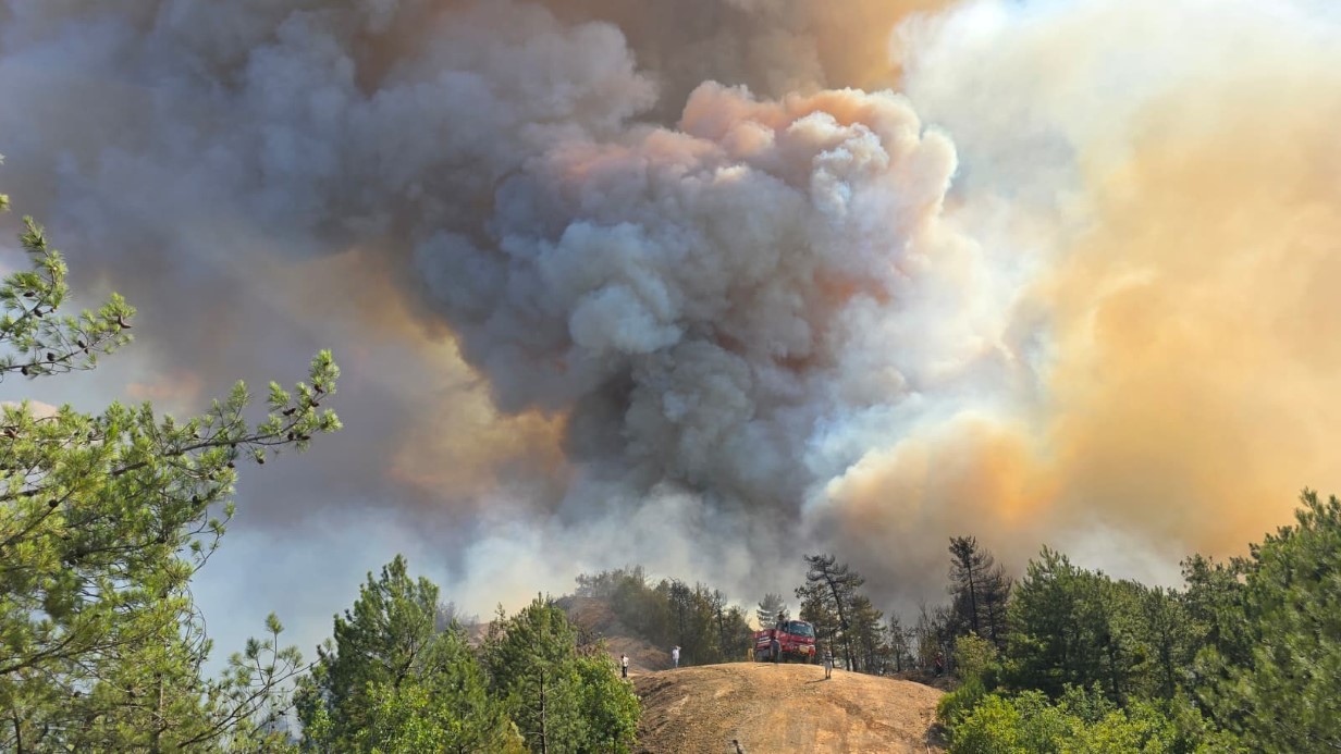 Karabük’te orman yangını rüzgarın etkisiyle büyüyor