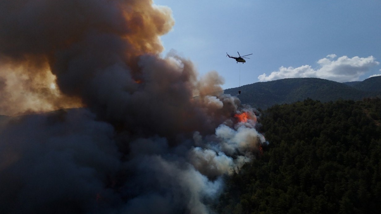 Karabük’te orman yangını rüzgarın etkisiyle büyüyor