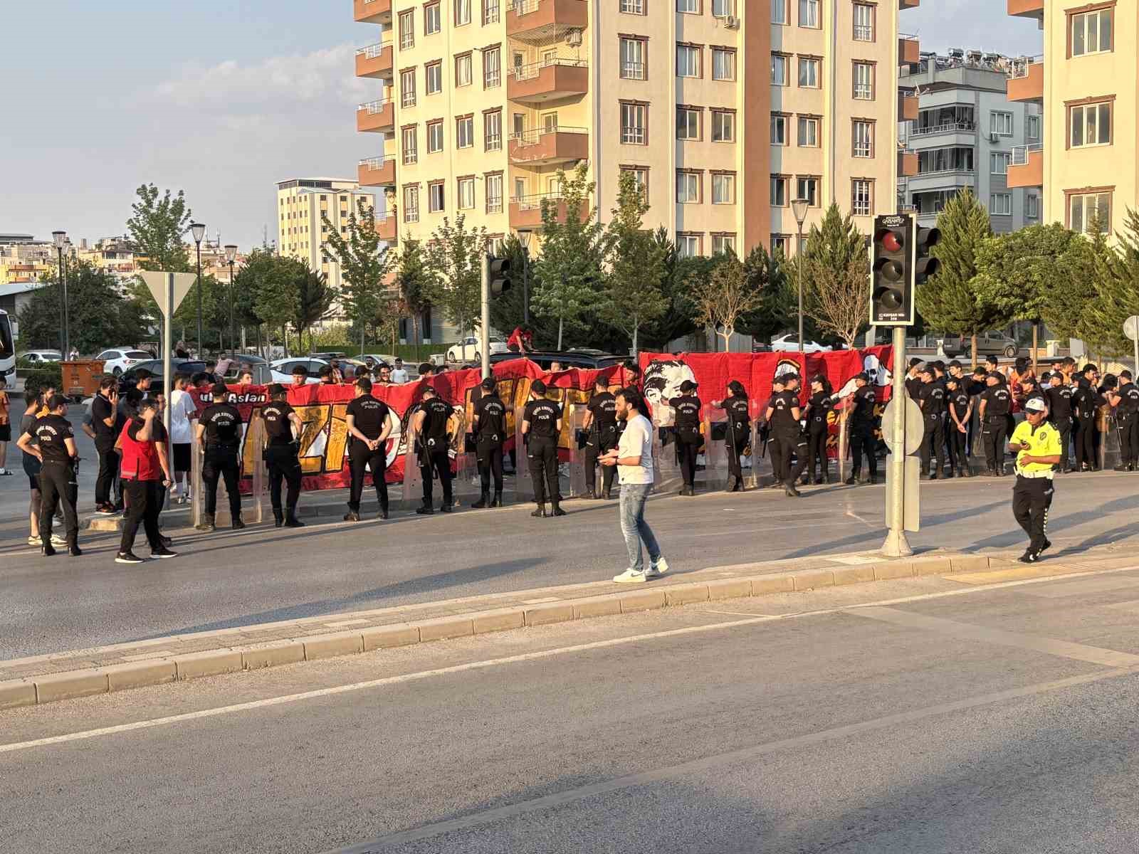 Galatasaray, ligin ilk ma&ccedil;ı i&ccedil;in Gaziantep&rsquo;te
