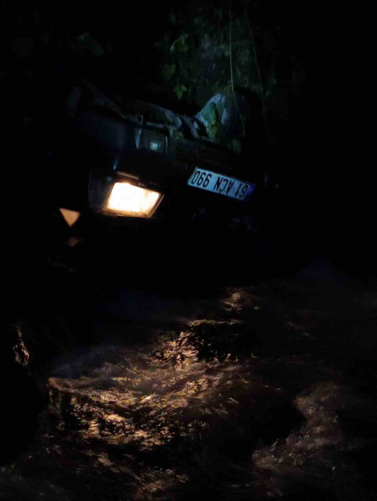 Trabzon’da kontrolden çıkan araç dereye uçtu: 4 kişi son anda kurtarıldı