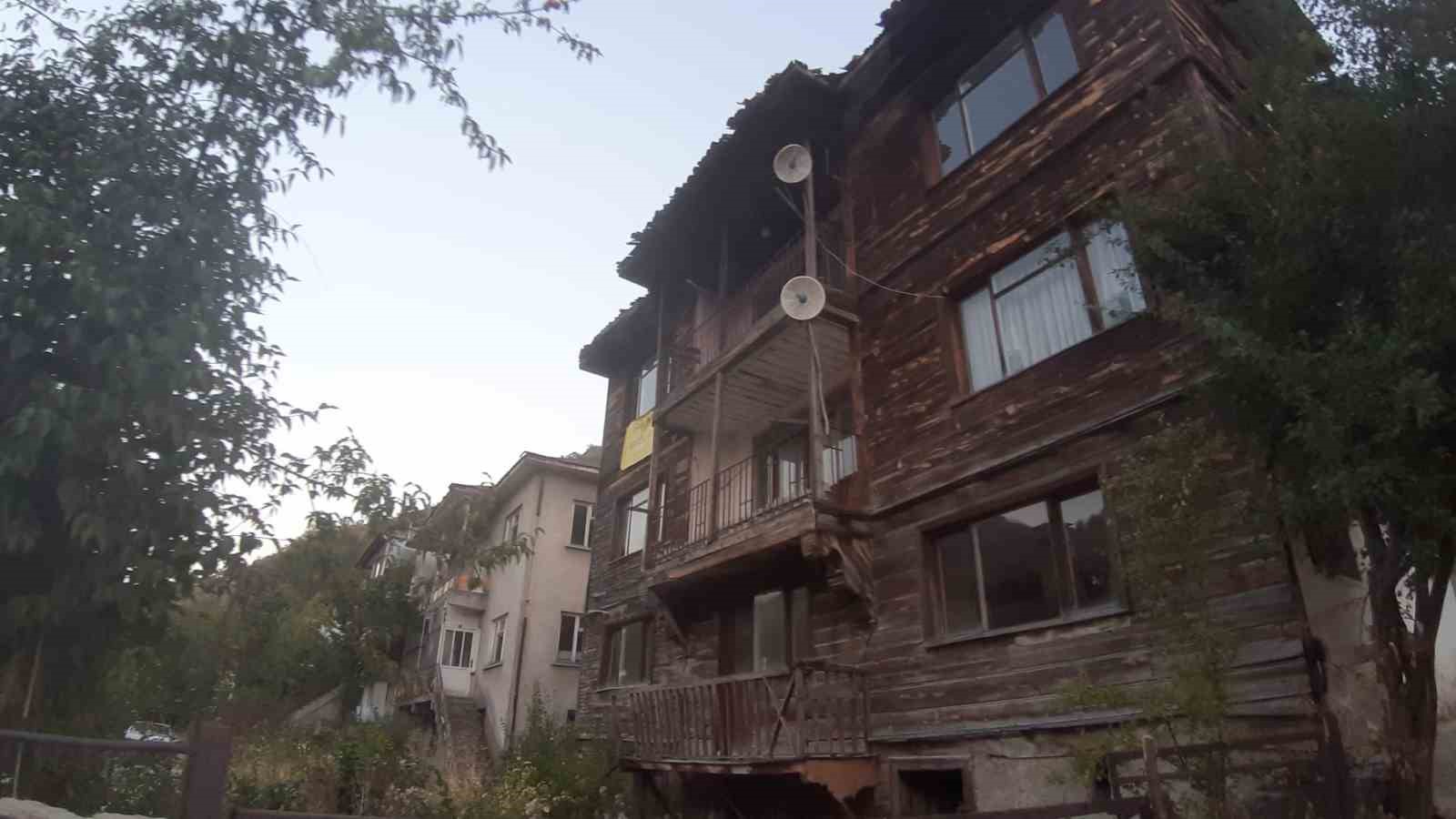 Bolu’da 3 katlı evin çatı katında çıkan yangın söndürüldü