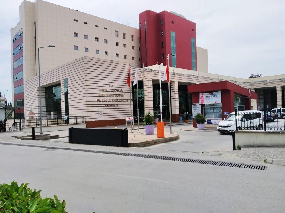 Hastaneye doğuma gelen kadın, &ouml;nce polis zoruyla kocasını hastaneden kovdurdu sonra doğumhaneye gitti
