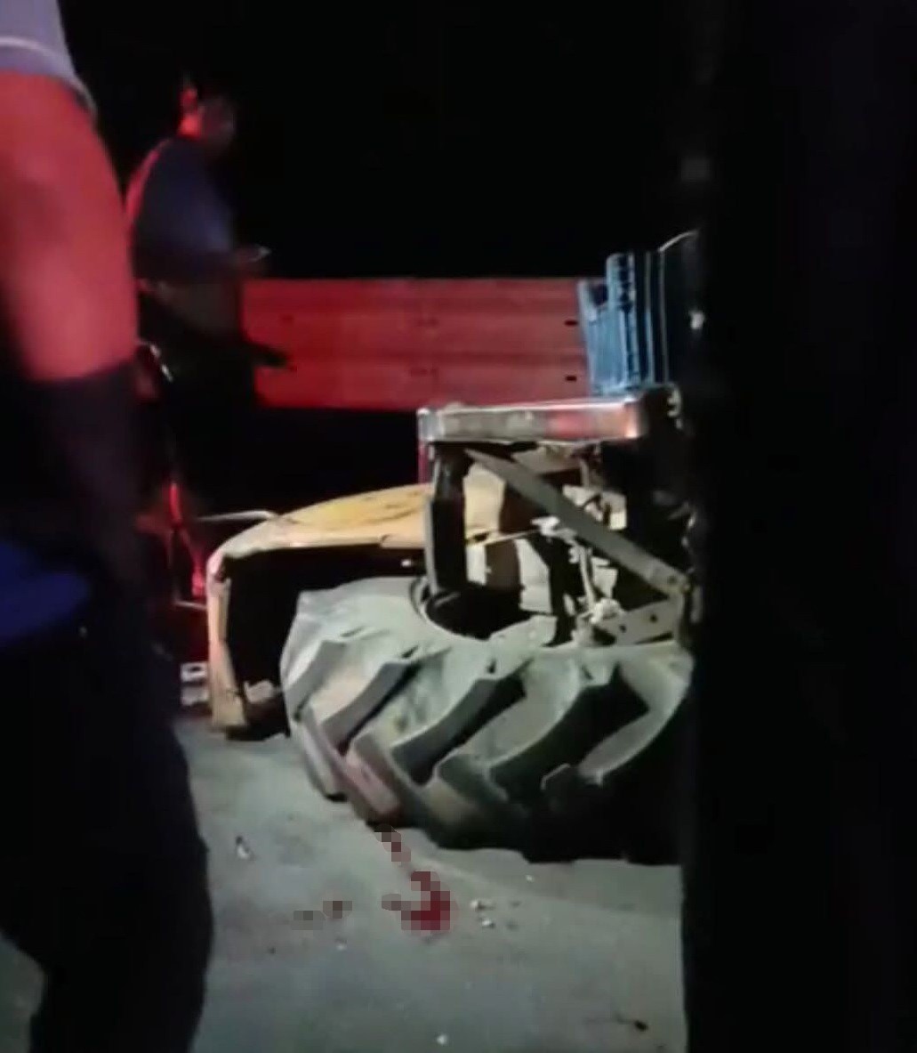 Otomobille &ccedil;arpışan trakt&ouml;r&uuml;n tekeri koptu: 2 yaralı
