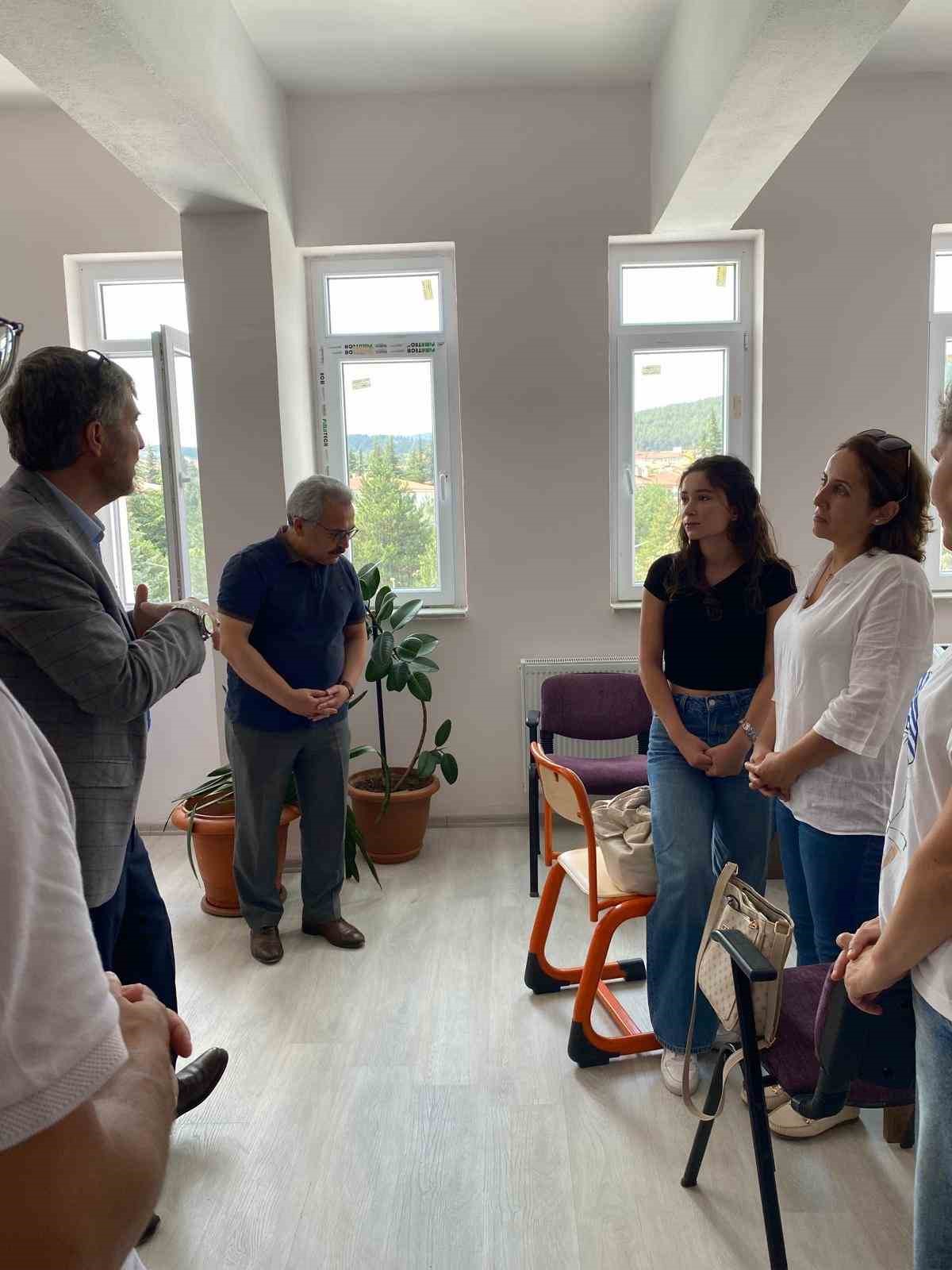 K&uuml;tahya İl Mill&icirc; Eğitim M&uuml;d&uuml;r&uuml; Yılmaz&rsquo;dan Necip Fazıl Kısak&uuml;rek Anadolu Lisesi&rsquo;ne ziyaret
