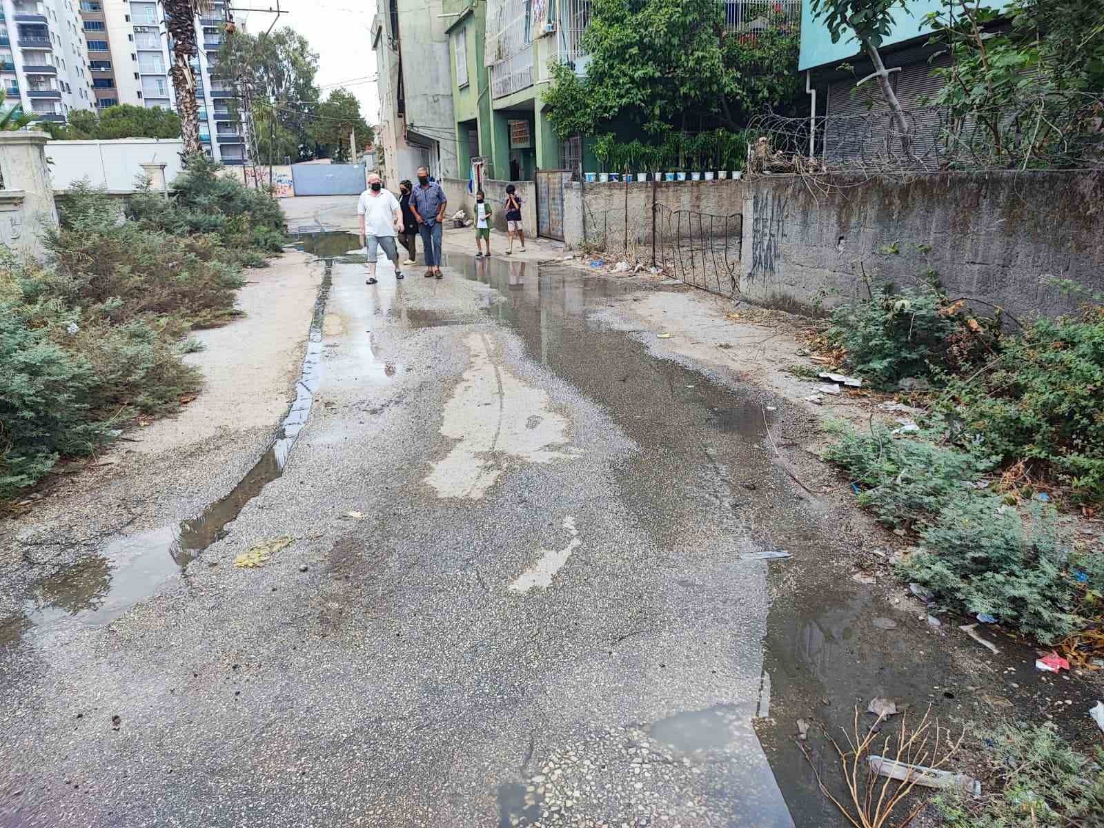 Kanalizasyon taştı, vatandaş sokağa maskesiz çıkamaz hale geldi
