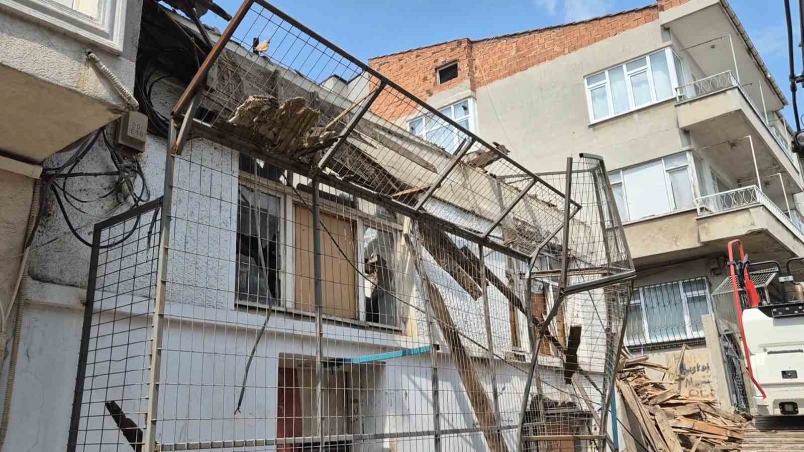 Çökme tehlikesi bulunan metruk bina yıkılıyor