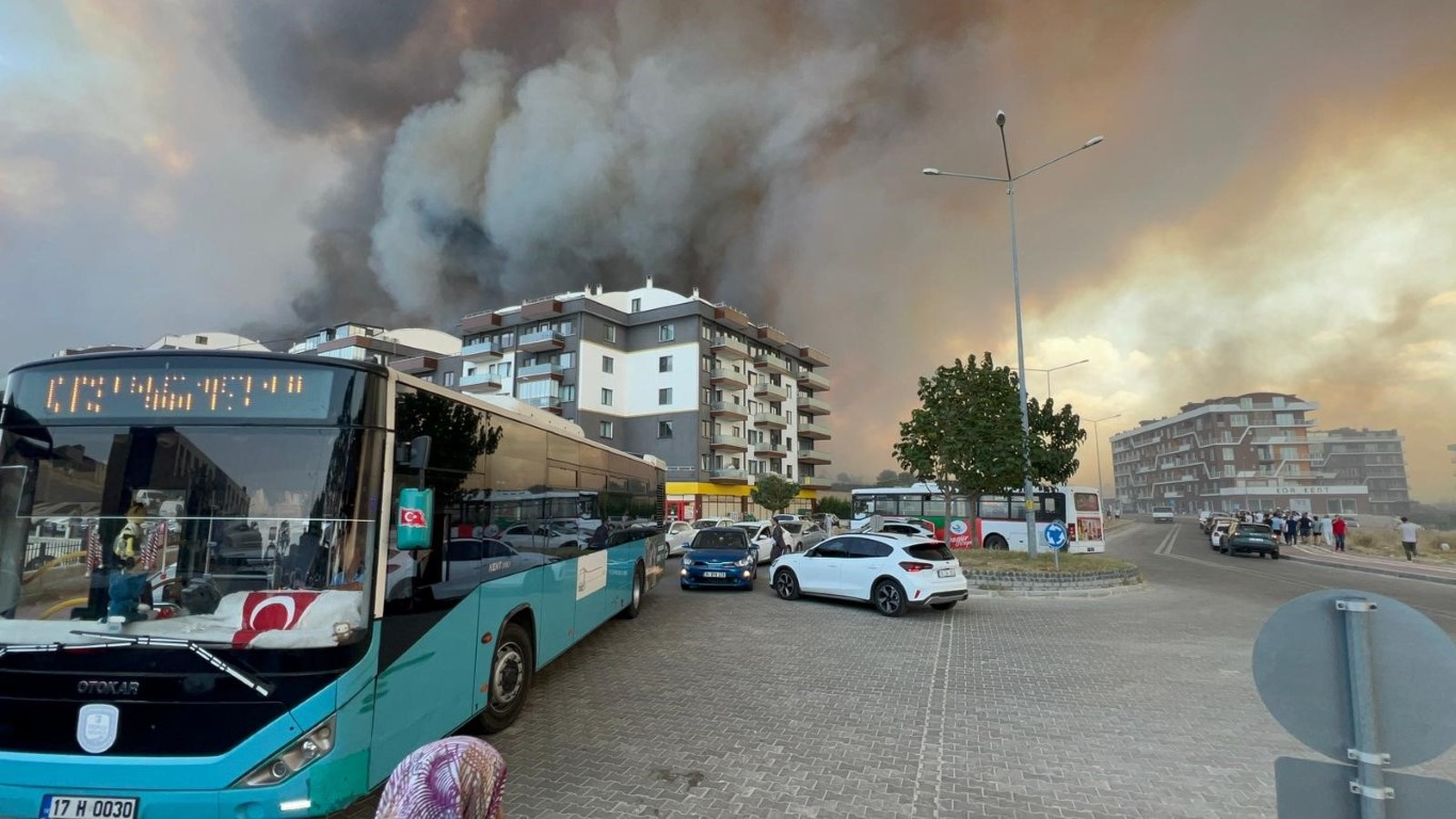 Çanakkale’de yangın sebebiyle boğaz trafiğe kapatıldı