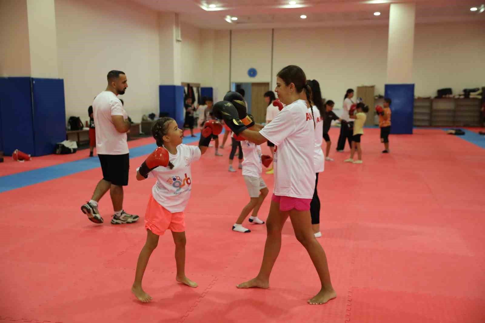 Antalya’da çocuklar yaz tatilini sporla geçiriyor