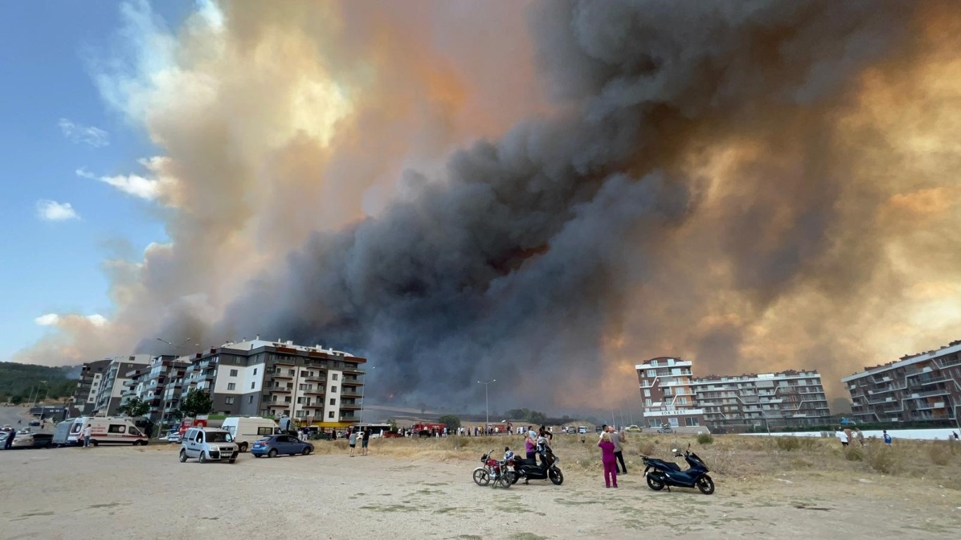Çanakkale’de orman yangınına 8 uçak, 4 helikopterle havadan müdahale ediyor
