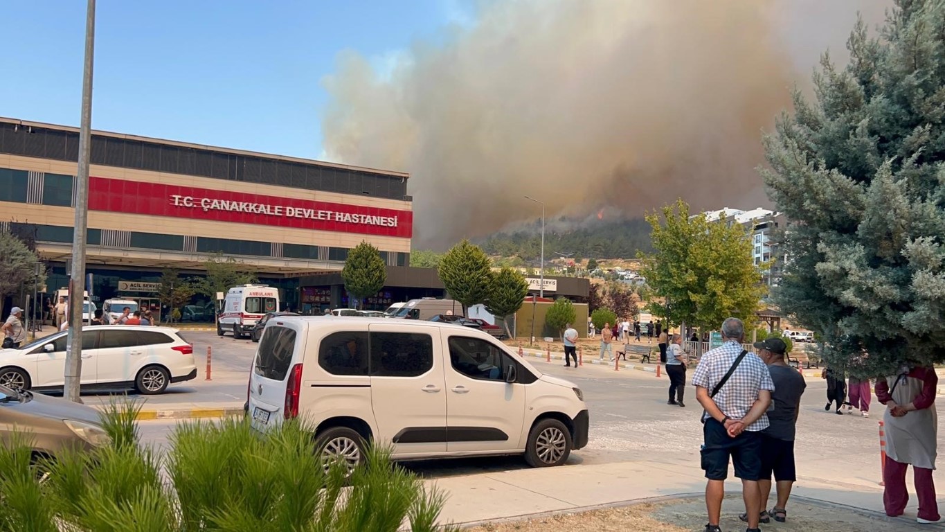 Çanakkale’de orman yangınına 8 uçak, 4 helikopterle havadan müdahale ediliyor