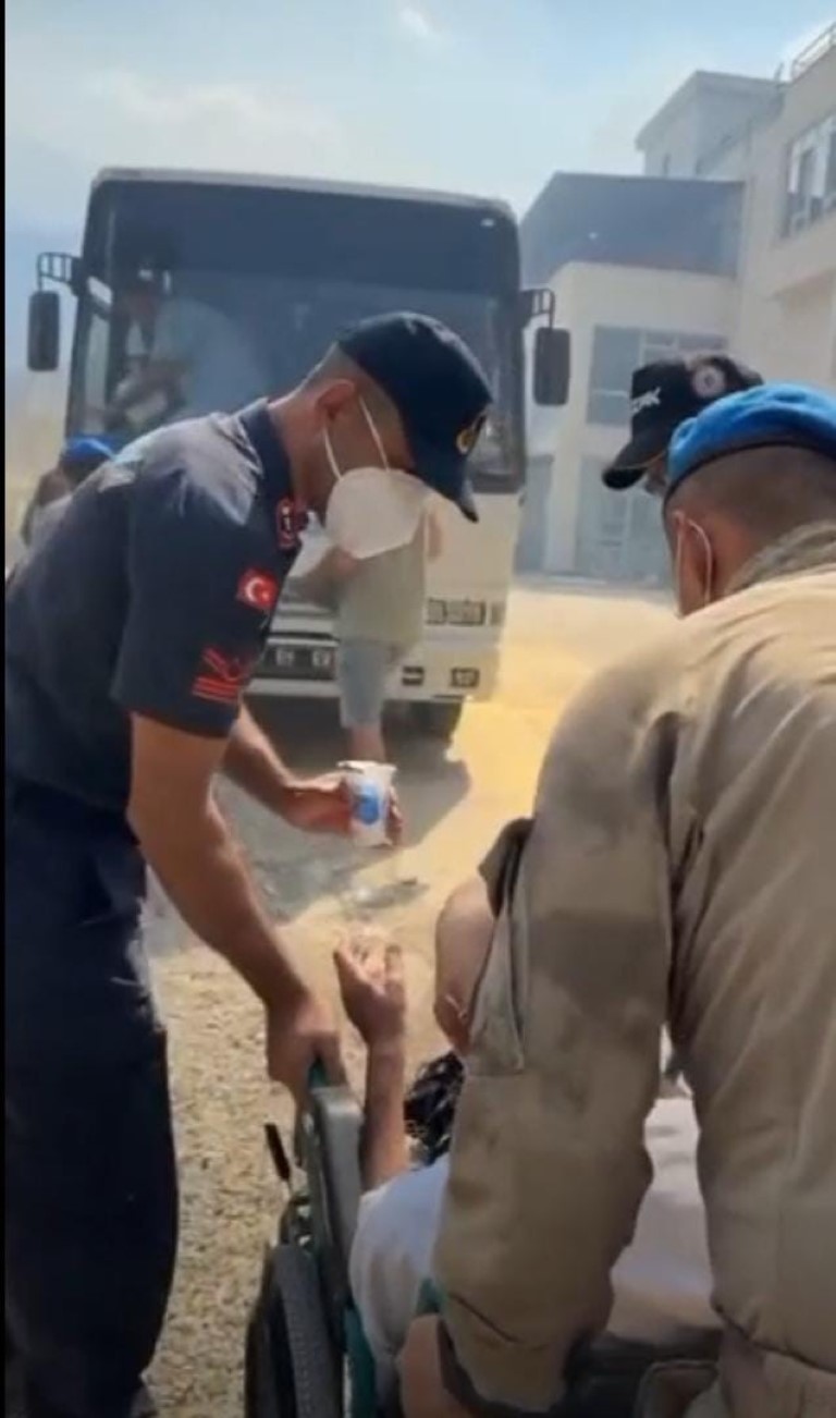 Çanakkale’de orman yangınına 8 uçak, 4 helikopterle havadan müdahale ediliyor