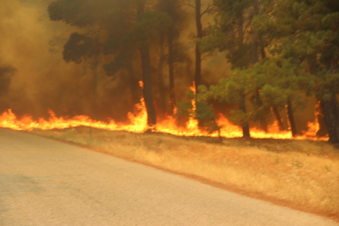 Çanakkale’de orman yangınına 8 uçak, 4 helikopterle havadan müdahale ediliyor