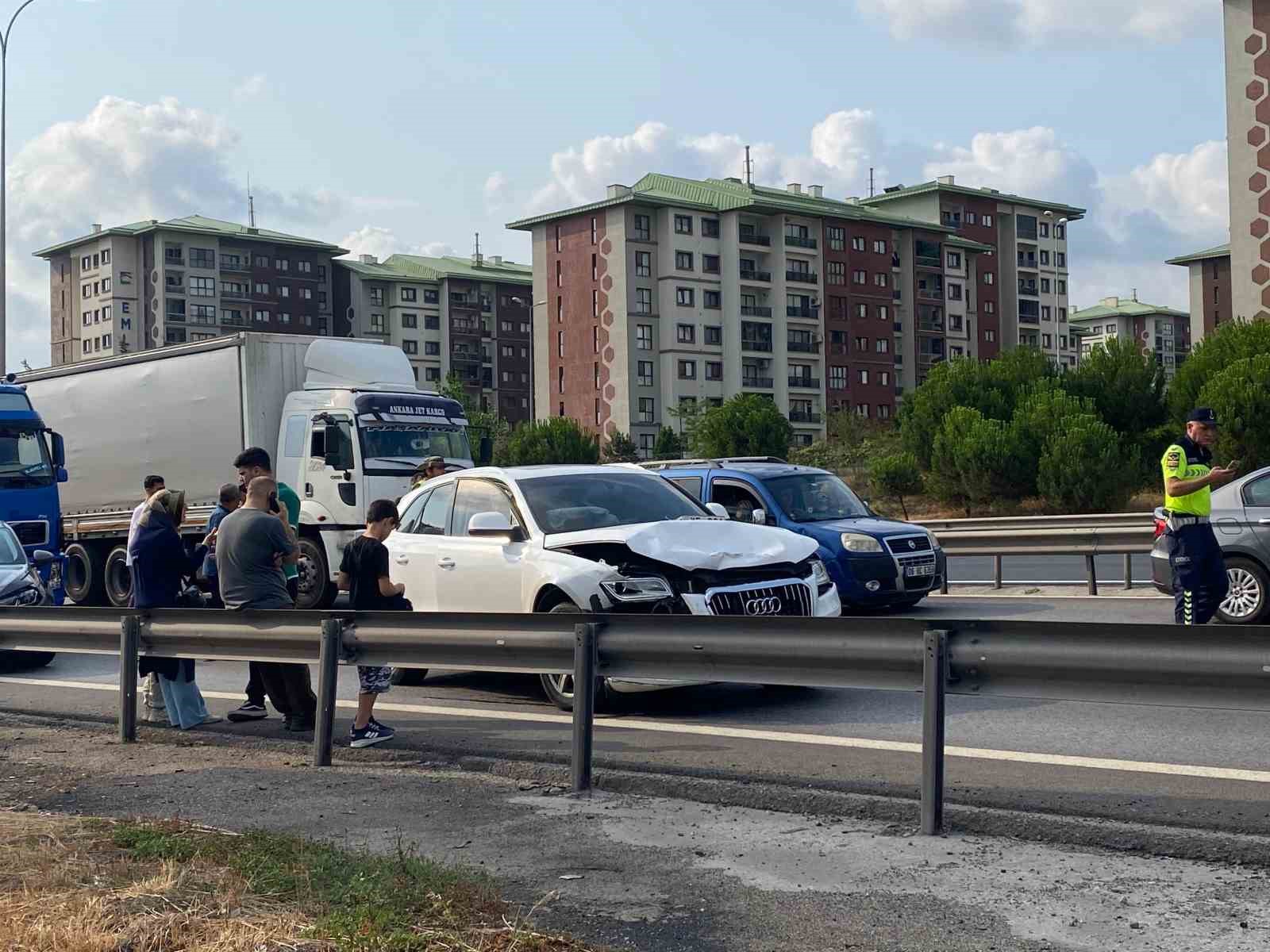 Kocaeli TEM Otoyolu’nda 4 araçlı zincirleme kaza