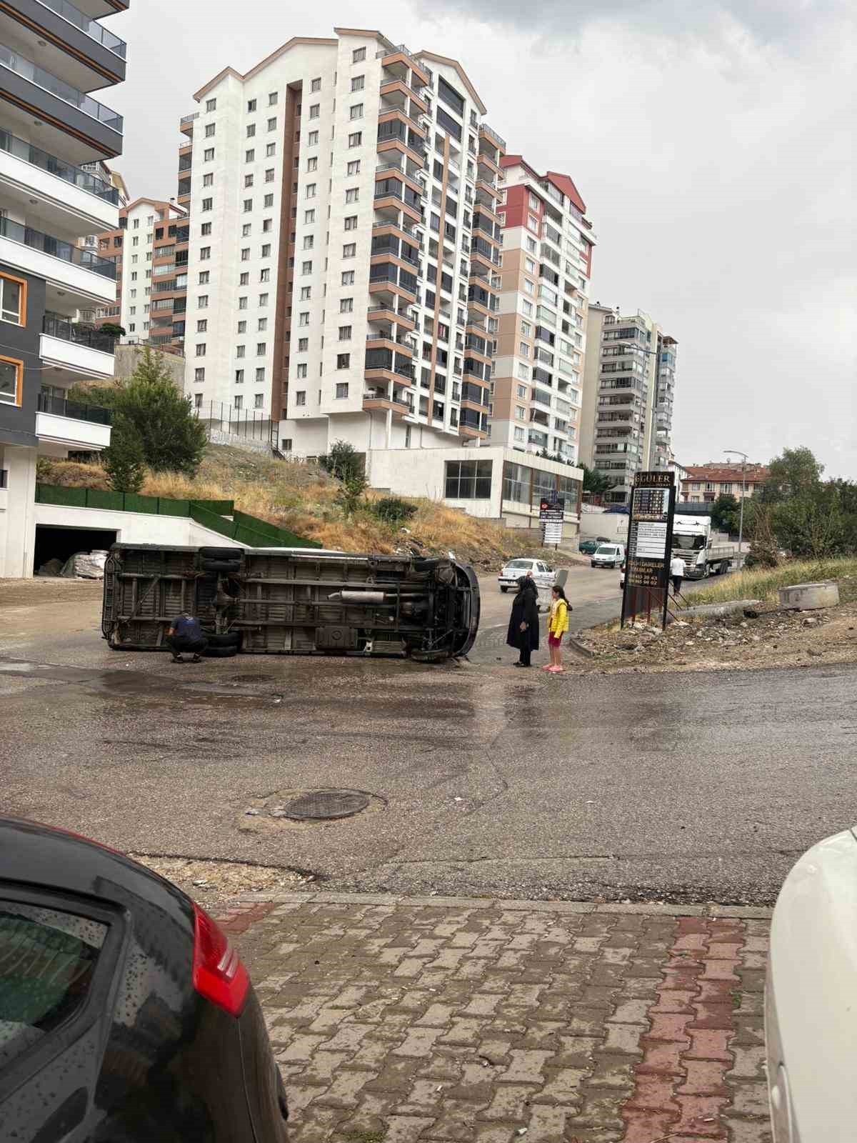 Ankara’da minibüs yol kenarına devrildi