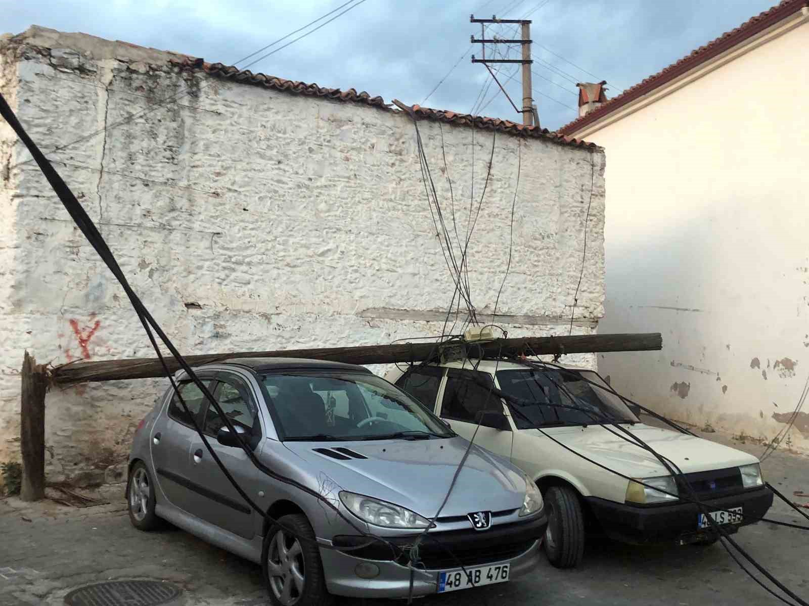 Ahşap direk araçların üzerine devrildi