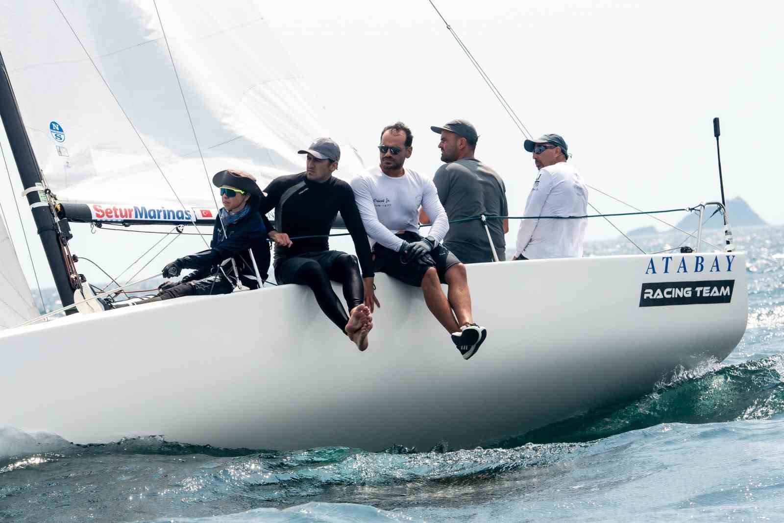 Yelkencilerin r&uuml;zgarla yarışı &ccedil;ok hızlı başladı
