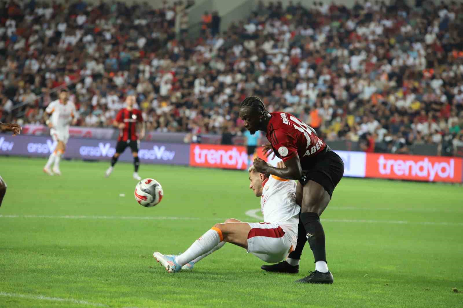 Trendyol S&uuml;per Lig: Gaziantep FK: 0 - Galatasaray: 3 (İlk yarı)
