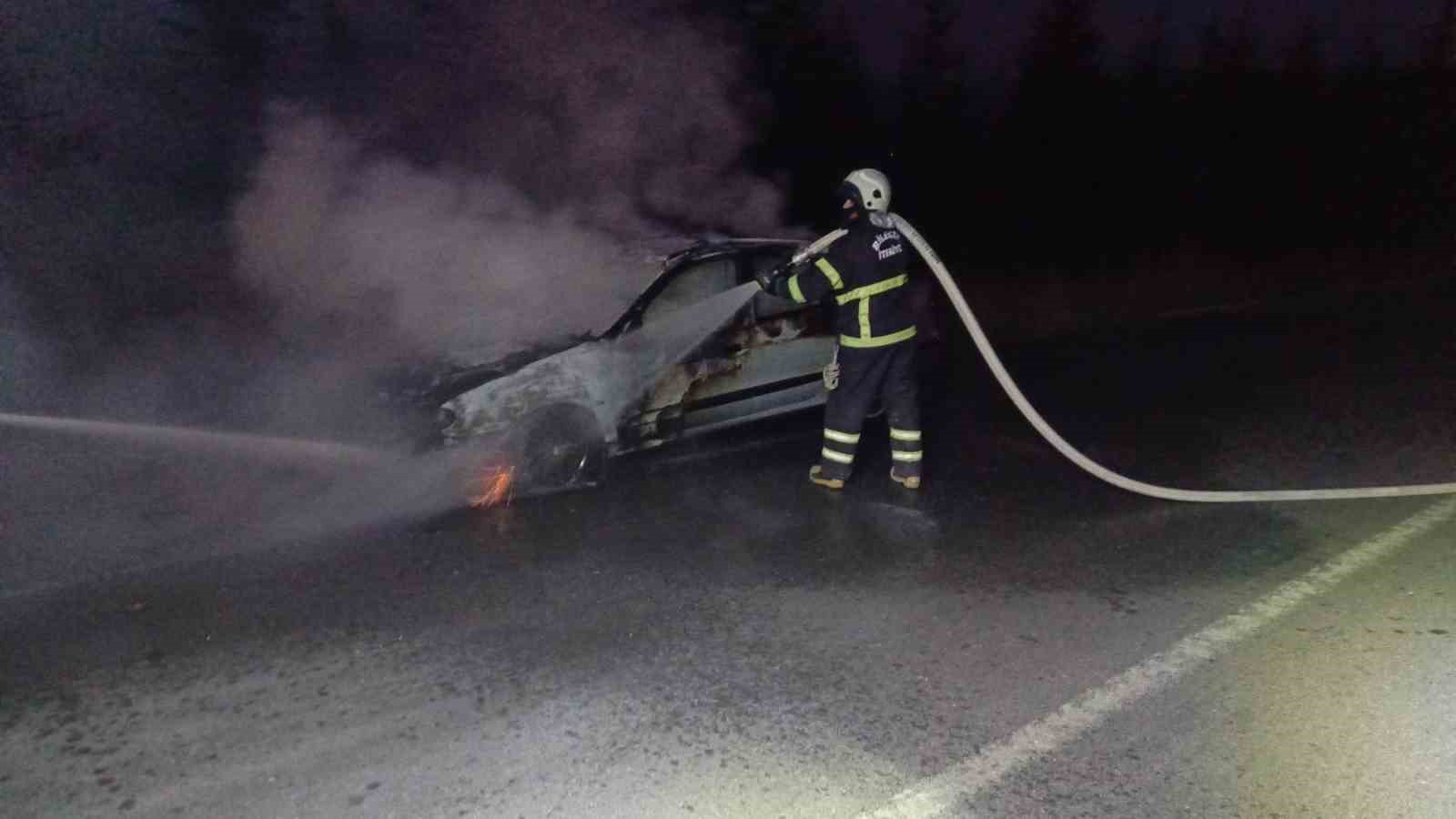 Seyir halindeyken alev alan otomobil küle döndü