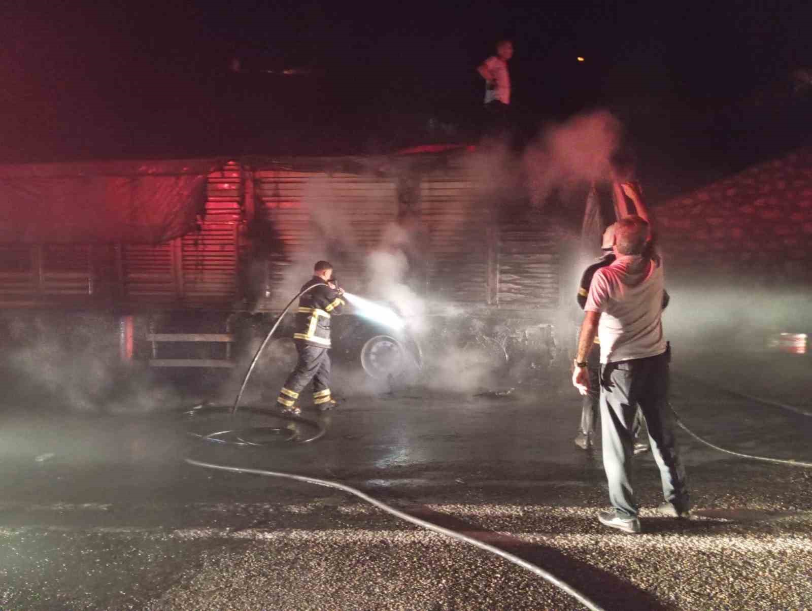 Buğday yüklü tır seyir halindeyken yandı