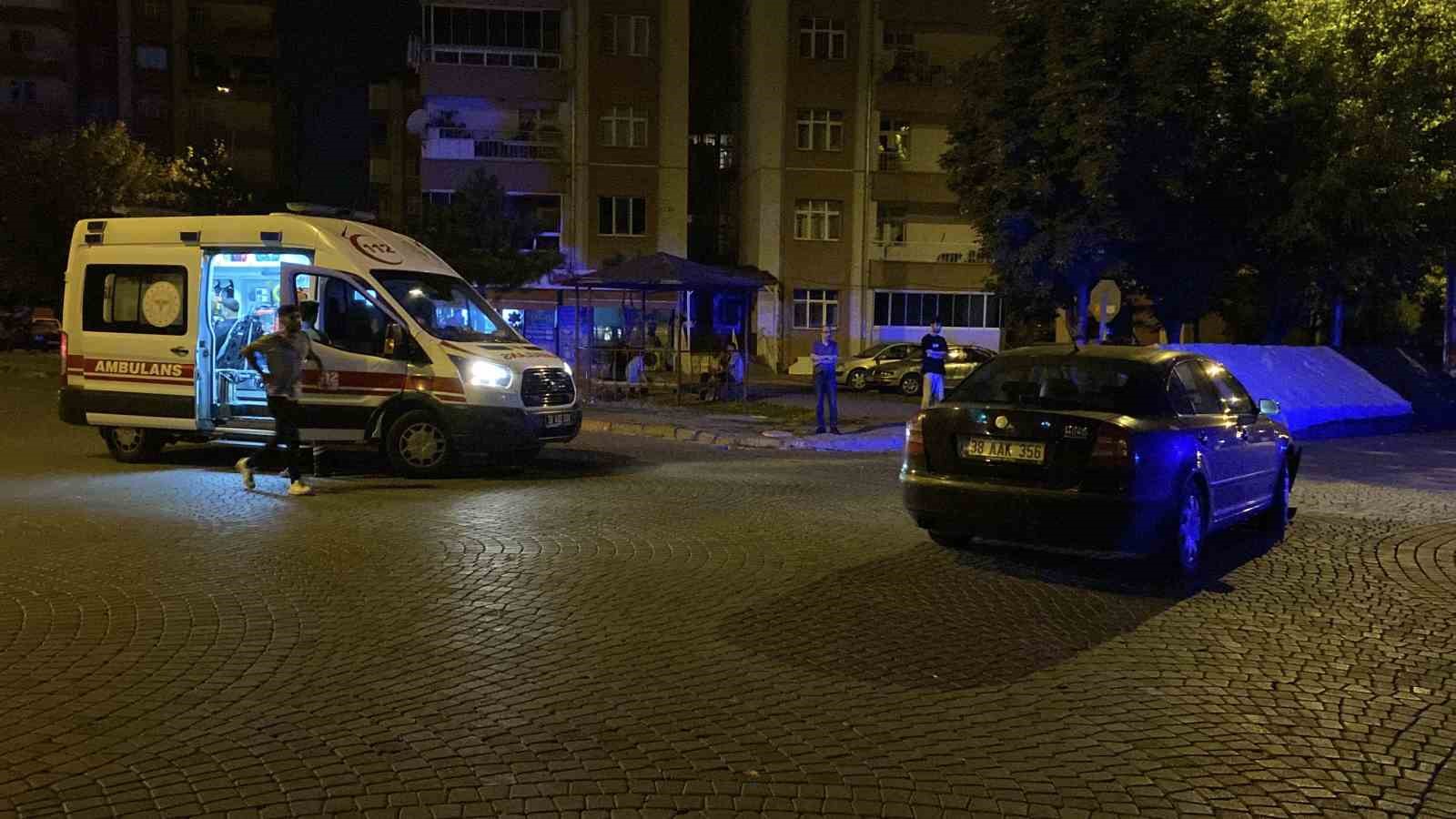 Kazada savrulan otomobil park halindeki otomobile &ccedil;arptı: 2 yaralı
