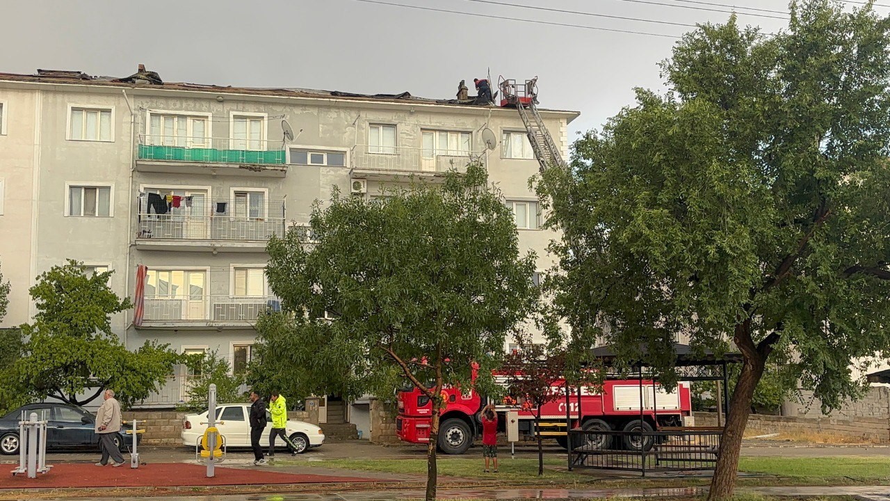 Erzincan’da sağanak ve fırtına hayatı felç etti
