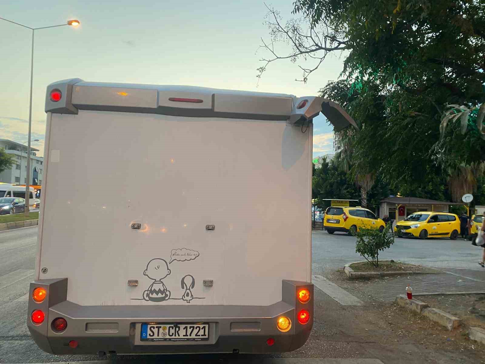Antalya’da halk otobüsüne karavan tentesi saplandı