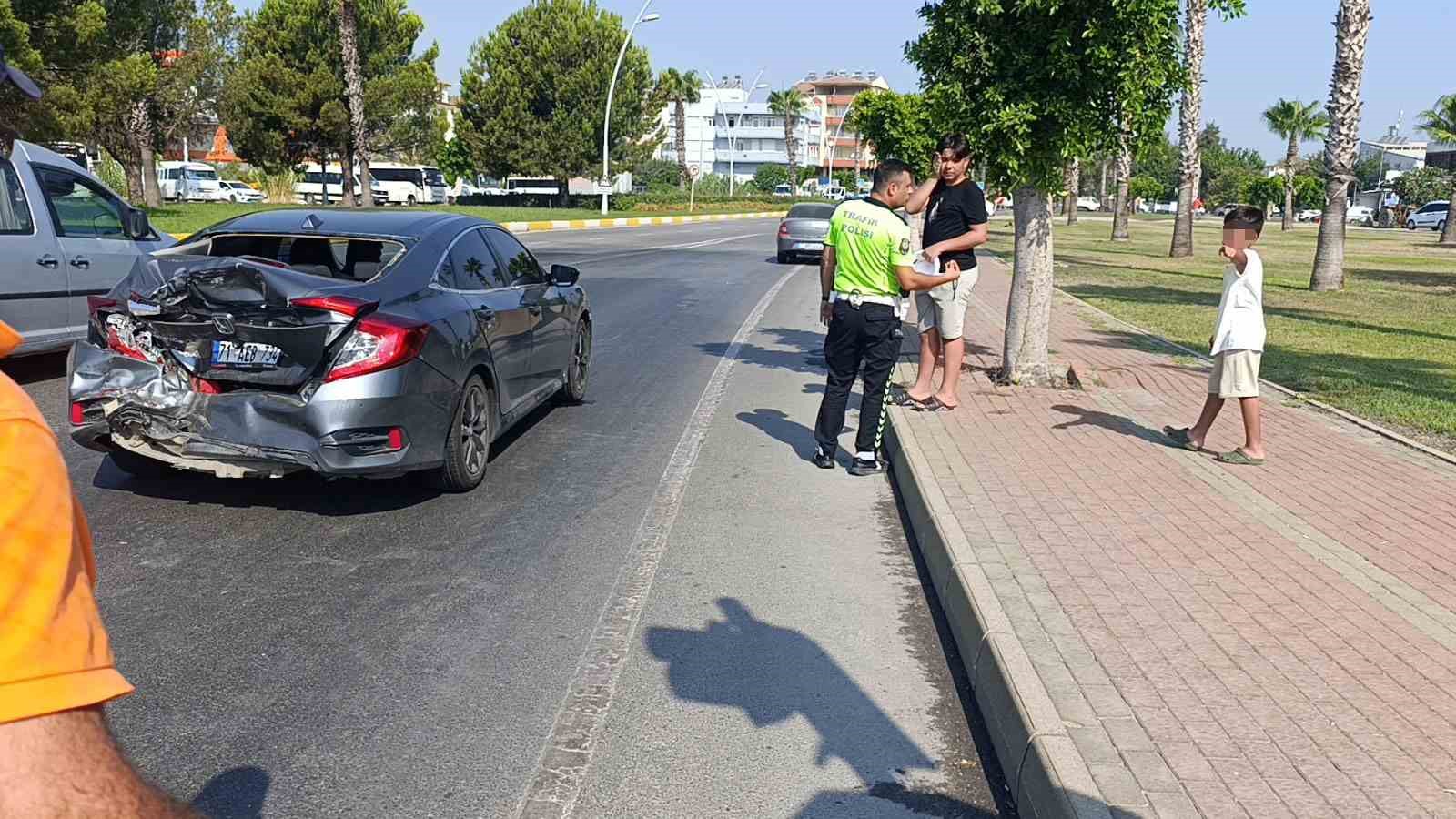 Kazada babasının otomobilinin halini gören küçük çocuk gözyaşlarını tutamadı