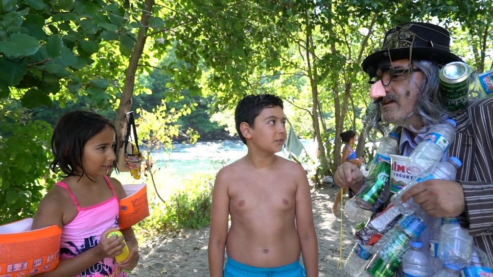 Çevre temizliğine dikkat çekmek için tiyatro performansı sergiledi
