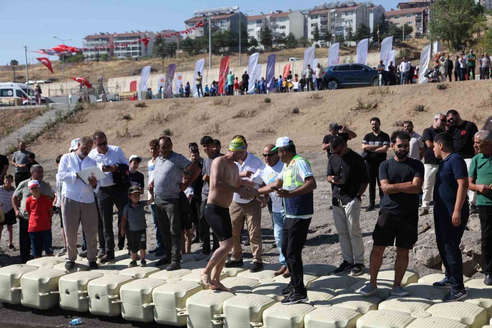 Merhum Vali Erol Kara&ouml;meroğlu anısına Van G&ouml;l&uuml;&rsquo;nde y&uuml;zme maratonu
