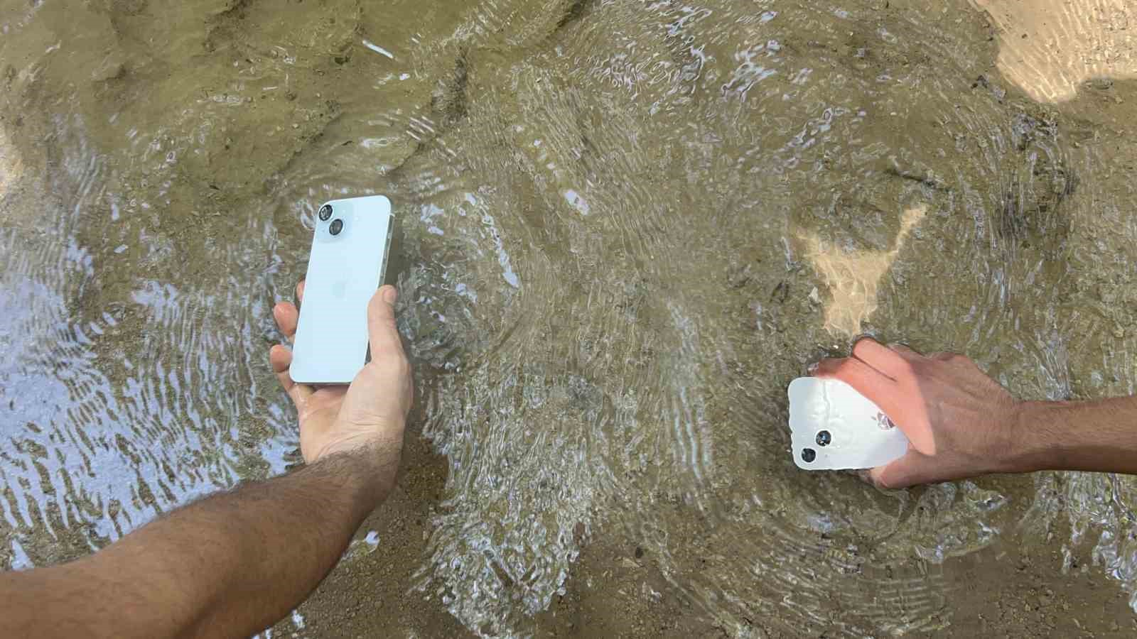 Sıcaklığın 45 dereceyi bulmasıyla telefonlarını suda soğuttular
