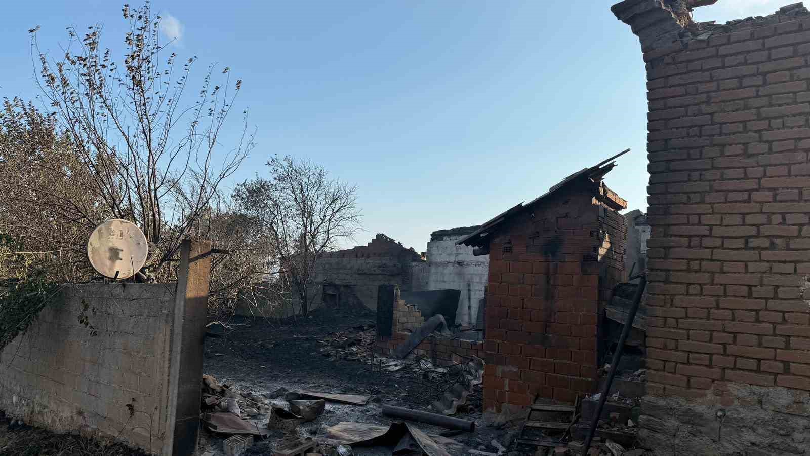 Bakan Kurum açıkladı; Saçaklar köyünde 26’sı konut 43 yapı hasar gördü