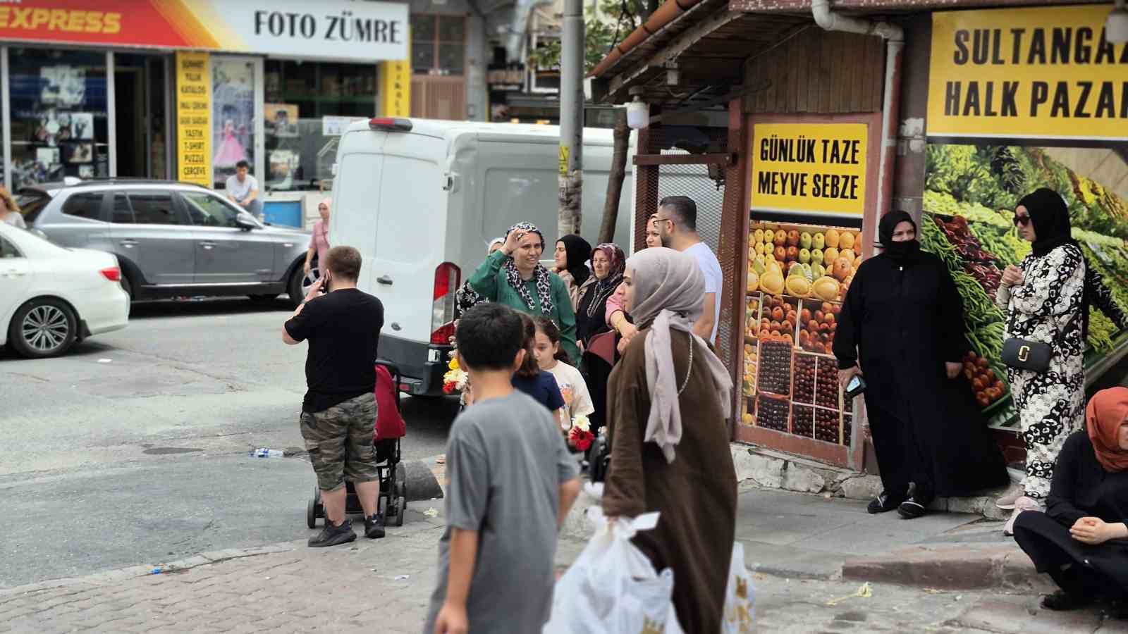 Sultangazi&rsquo;de mağaza a&ccedil;ılışında &rsquo;indirim&rsquo; izdihamı
