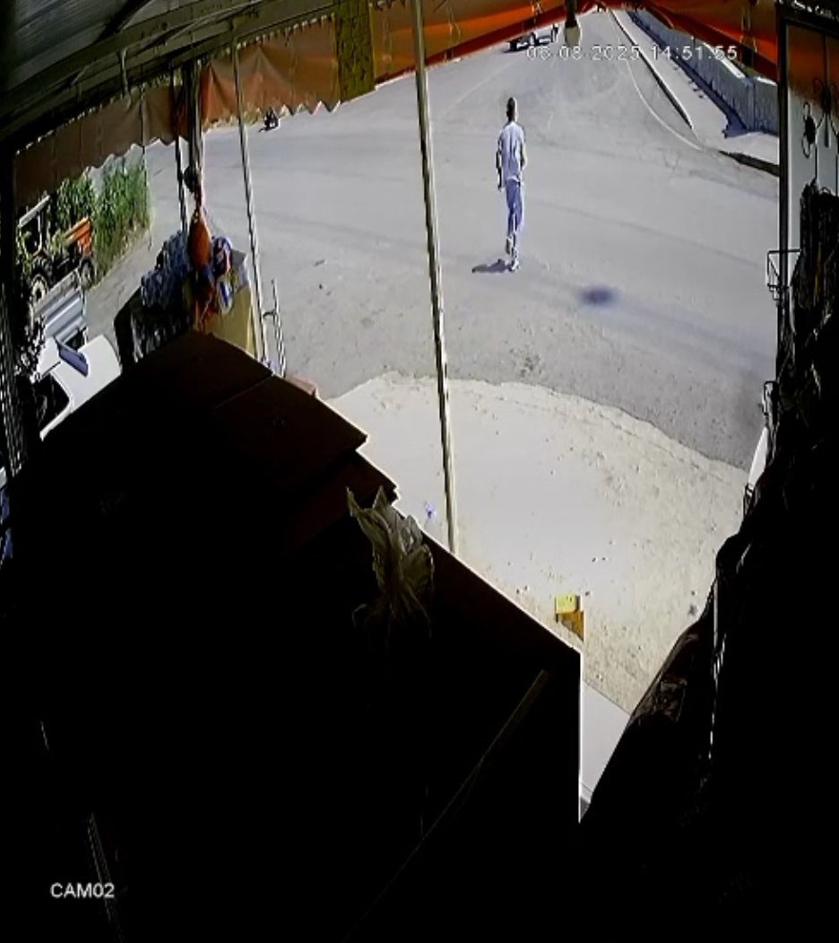 El frenini çekmeyi unutup arkasından koştuğu otomobil park duvarına çarparak durabildi