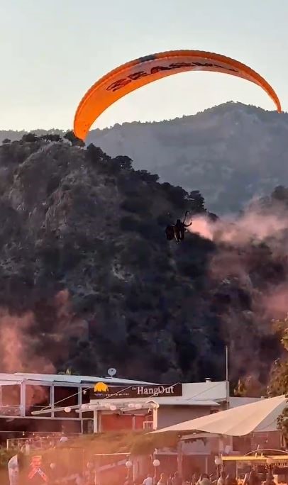 Doğacak çocuklarının cinsiyetini gökyüzünde ilan ettirdiler
