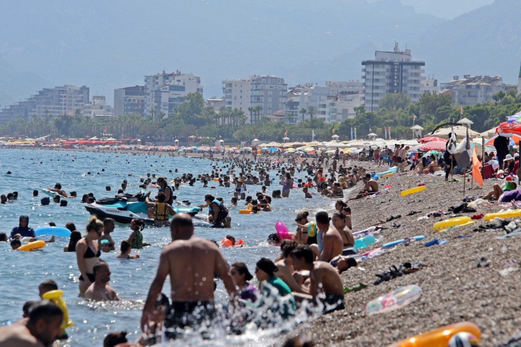 Antalya’nın denizi bile yanıyor:  Termometreler 45, deniz suyu 32 derece