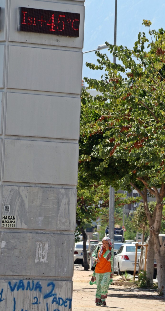 Antalya’nın denizi bile yanıyor:  Termometreler 45, deniz suyu 32 derece