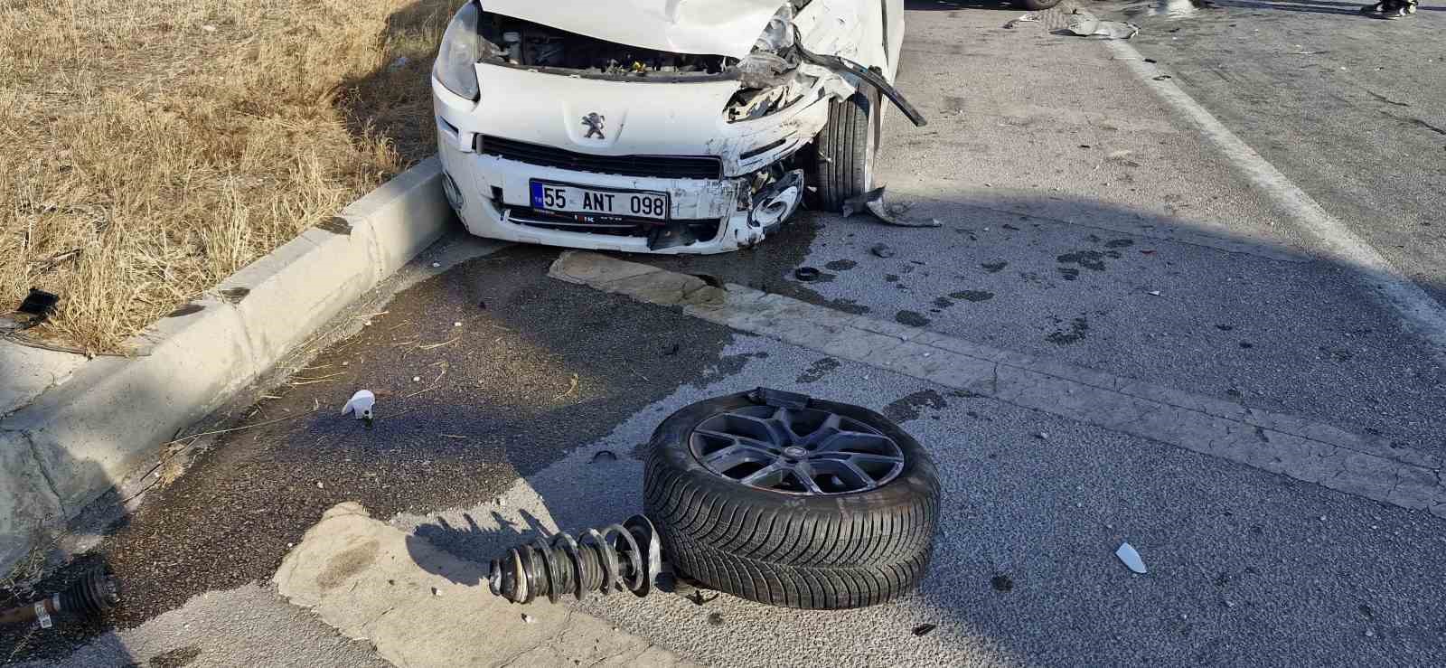 Hafif ticari ara&ccedil; ile otomobil &ccedil;arpıştı: 10 kişi yaralandı
