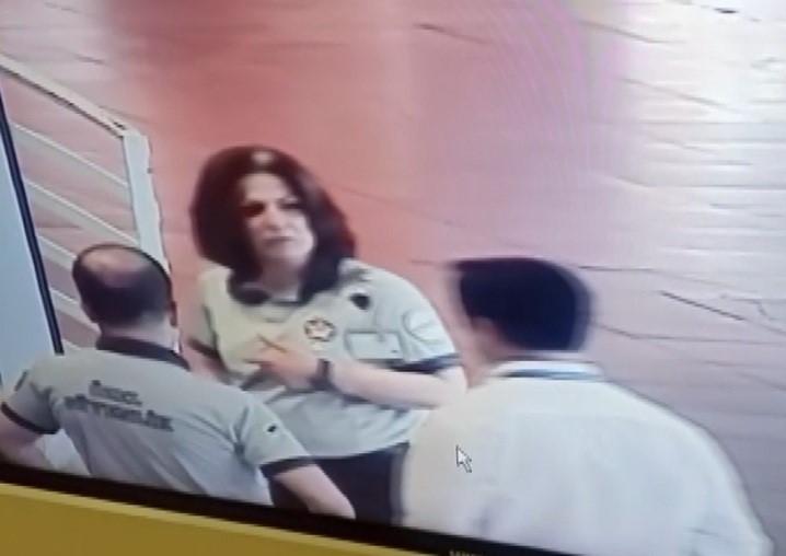 Valizinin kaybolduğunu iddia eden alkoll&uuml; kadın terminali ayağa kaldırdı... O anlar kamerada
