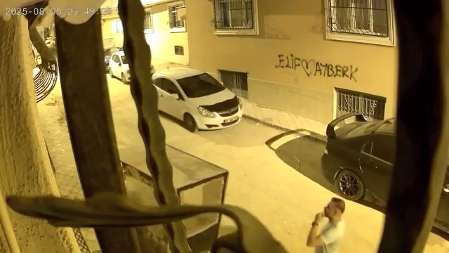 Hırsızlık yapmaya kalıştı, alarmın çalmasıyla böyle kaçtı